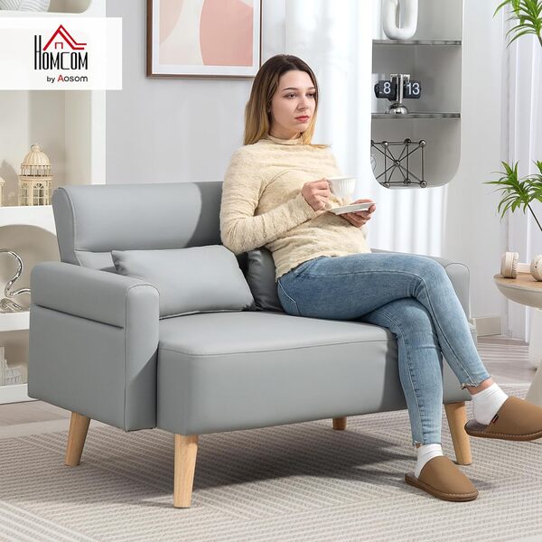 HOMCOM Canapé 2 places tapissé en cuir synthétique avec accoudoirs rembourrés épais dossier côtelé et pieds en bois pour chambre à coucher, salon Gris 117 cm