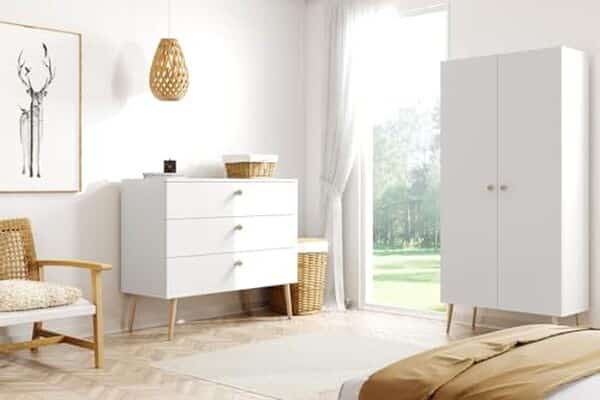 Découvrez l'élégance minimaliste de l'armoire à deux portes Bettsö Ikon pour un rangement scandinave parfait.