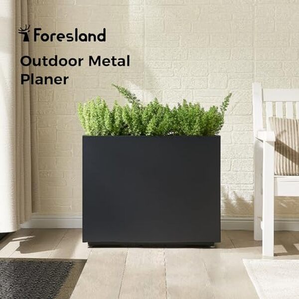 Découvrez notre test complet de la jardinière Tall & Long, alliant design esthétique et utilité pratique avec son étagère centrale innovante.