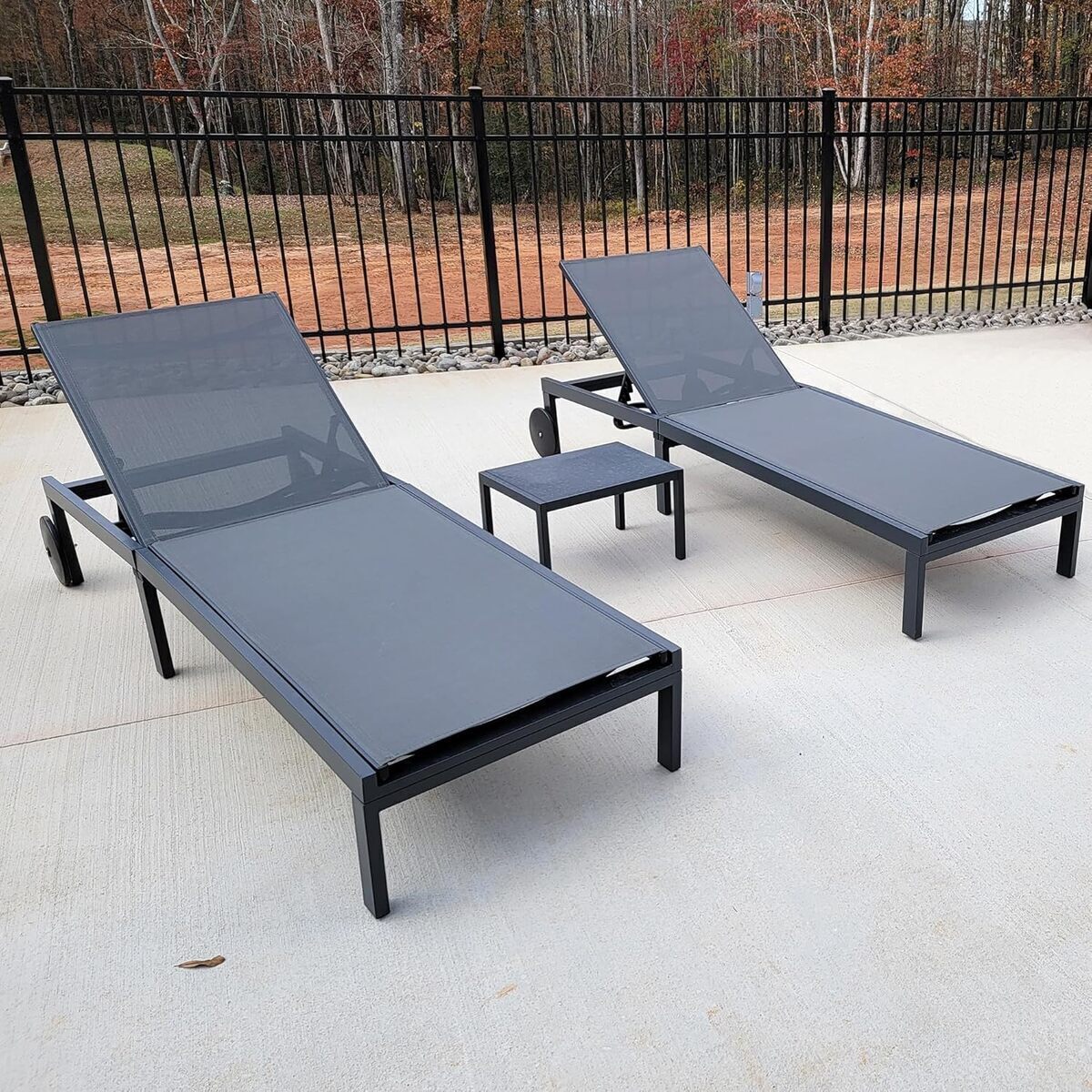 Test des chaises longues Purple Leaf avec table : qualité et design en aluminium